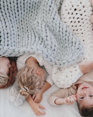 Děti naše deky milují. ⁠ ⁠ Pro svou atypickou váhu a strukturu jsou pro ně zábavné – a zároveň je zklidní. Což ocení...