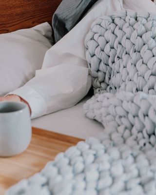 Víte, že pomocí zátěžové deky si můžete vytvořit krátký, ale účinný večerní rituál?⁠ ⁠ Tělo se uvolní, mysl zpomalí a...