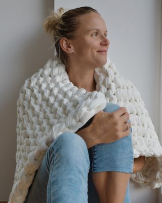 Pončo, které vás obejme stejně jako naše zátěžová deka – jen je menší a praktičtější. 🤍⁠ ⁠ Můžete ho mít kdykoliv u sebe,...