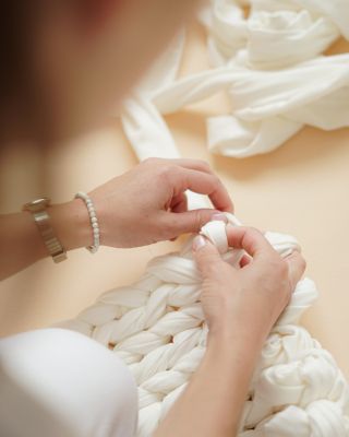 Na rozdíl od běžných dek plněných syntetikou je ta naše čistě přírodní. 🌿⁠ ⁠ Každý kus pletíme ručně v Česku ze 100%...