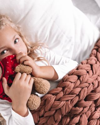 Tichá přání všech rodičů? Klidnější večery a lepší spánek 🤍 Zátěžové, uklidňující deky & pomůcky Restfully jemně stimulují...