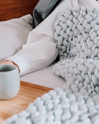 Ráno. Ještě než začne den. Chvíle, kdy nemusíte nic řešit. Jen být. 🤍 Pro chvíle klidu, kdykoliv budou potřeba. #restfully...